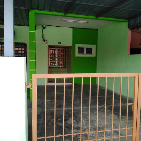 Pelangi Homestay Bota Esterno foto