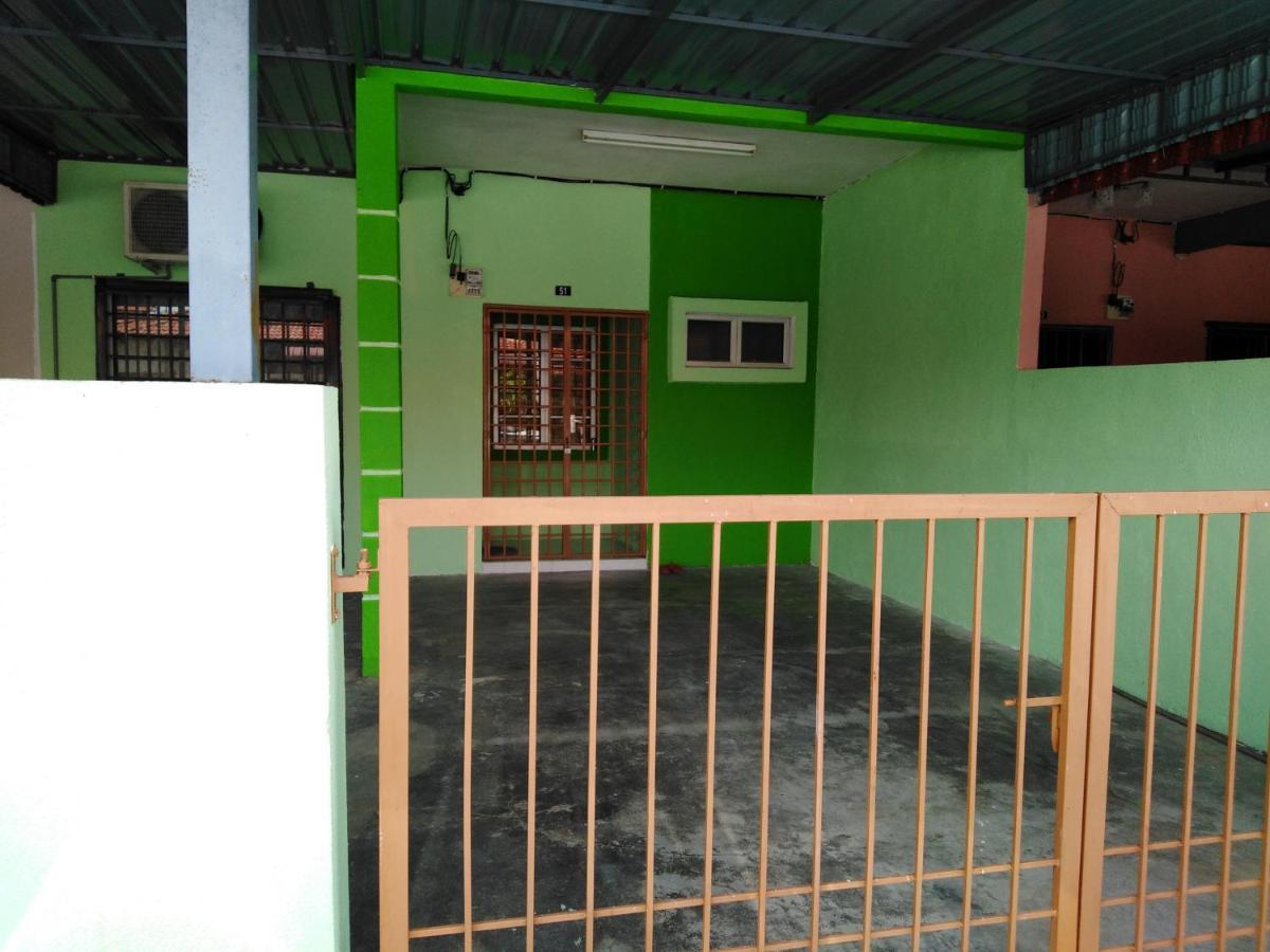 Pelangi Homestay Bota Esterno foto