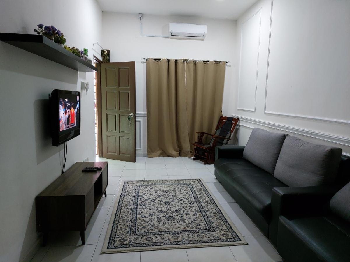 Pelangi Homestay Bota Esterno foto
